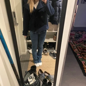 Kappa - INTRESSEKOLL Säljs pågrund av att den inte kommer till användning. Köptes i våras och är k fint skick. En liten bristning i fickan då sömnen har gått upp men påverkar inte funktionen. Därav priset billigare. Köpt för 800kr 💗