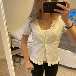 Vit kortärmad kofta - Säljer denna vita kortärmade kofta från soaked in luxury i storlek L men passar mig med storlek S