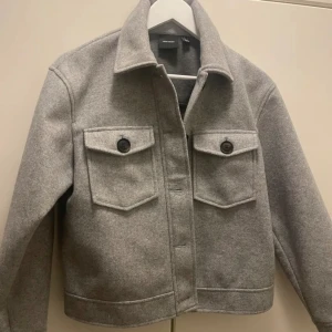 Jacka  - Säljer denna fina jacka från Vero Moda perfekt till våren! Inga defekter eller annat att notera!🩷