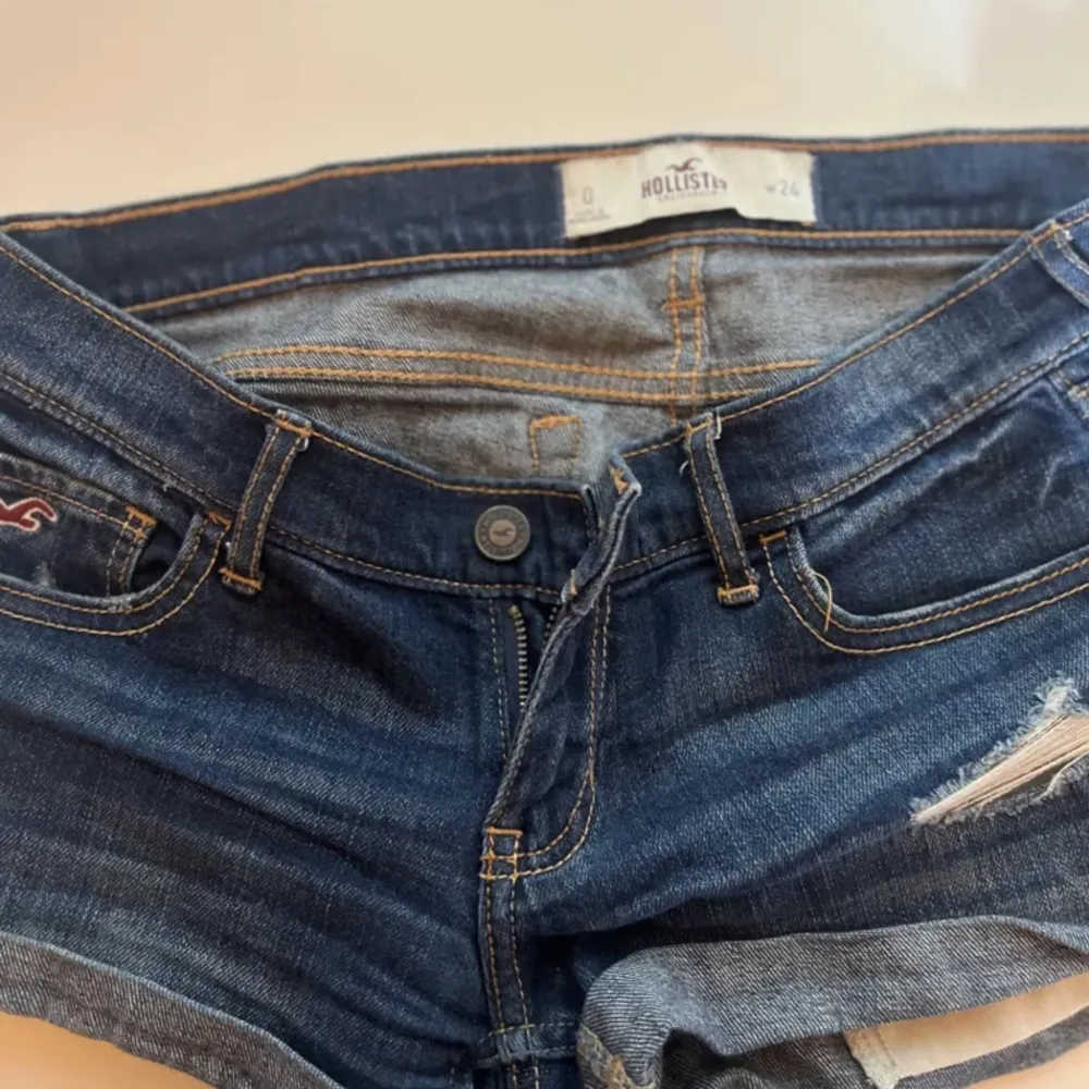 skitsnygga lågmidjade jeansshorts från hollister, säljer då de är lite för stora. använd några gånger men är i bra skick. in mina bilder kom priv för egna 💓. Shorts.