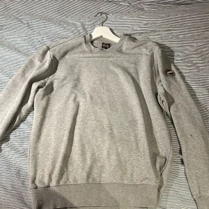 Colmar sweatshirt  - Säljer denna sjukt snygga colmar sweatshirt, den är skjöpt på NK i Stockholm. Ny pris ligger på ca 1200. Men pga den lilla mörkgråa missfärgningen på högerarmen säljer jag den för 700kr. Skriv gärna om du har några frågor eller funderingar.