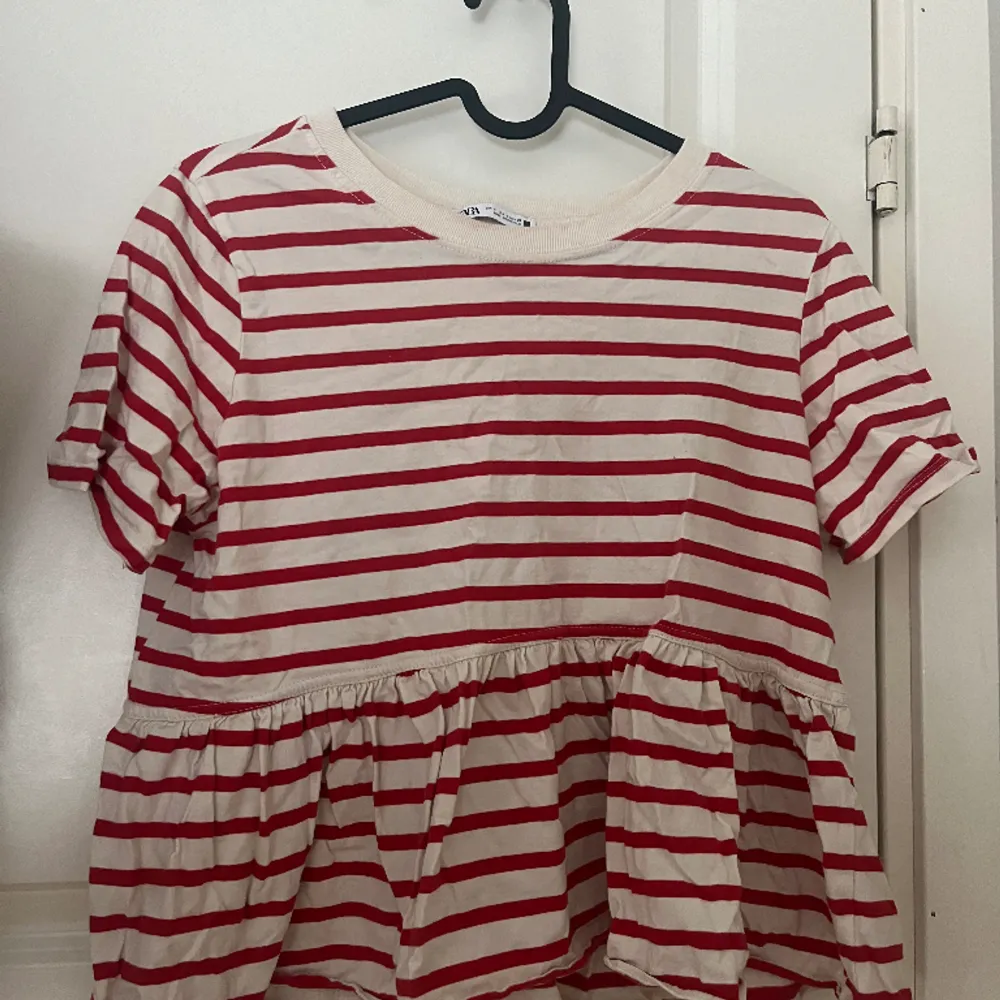 Rödvit randig tröja från zara i storlek S💗. T-shirts.
