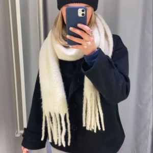 vit fluffig halsduk - skit fin o väl andvänd men fått burberry som ja gillar mera så säljer❤️ köpt för 699❤️