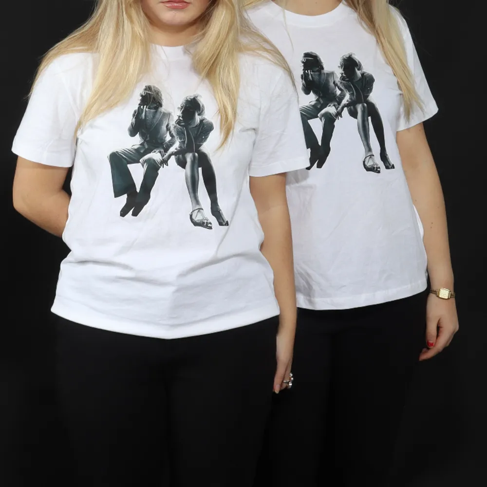 Vi är ett UF-företag som säljer T-shirts med två olika designs i storlekarna S-L⭐️ Här är vår T-shirt ”AMANTI”❤️‍🔥Orginalpris 299 kr. Pris på Plick: 249 kr. T-shirts.