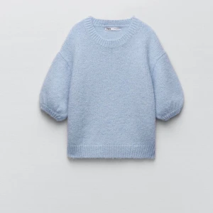 Stickad tröja  - Stickad tröja från zara, använd ett par fåtal gånger så därav säljer jag💞