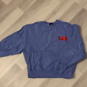 Sweatshirt - Blå/lila sweatshirt från Carin Wester. Välanvänd men har inga defekter. Hör av er vid frågor☺️