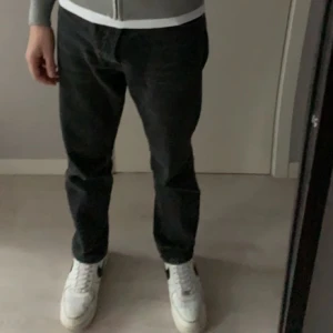 Weekday jeans  - Svarta relaxed taper jeans från Weekday storlek 29/30