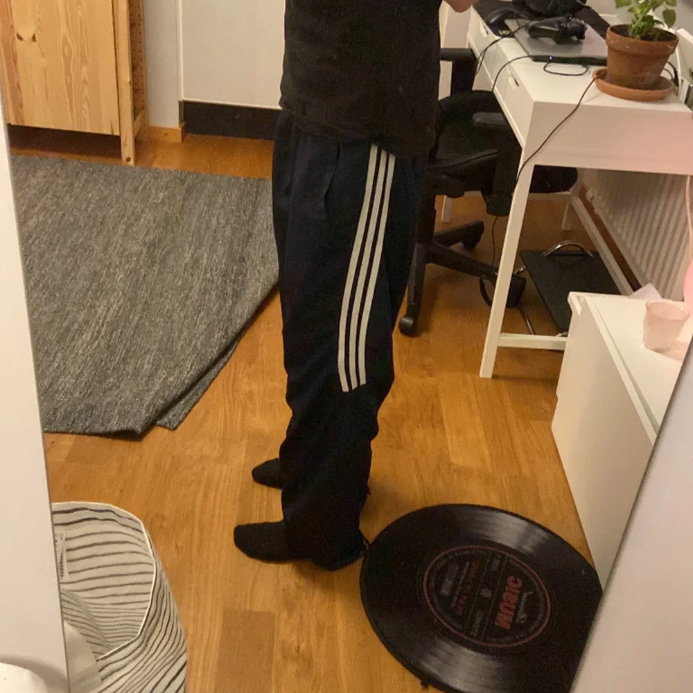 Adidas byxor i bra skicka säljer pga av ingen användning, jag är 175 och sitter perfekt. Jeans & Byxor.