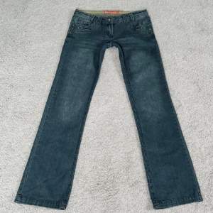 säljer dessa snygga jeans med coola detaljer då dem inte passar mig! Midjemått: 37  innerbenslängd:85💕 inga defekter💕