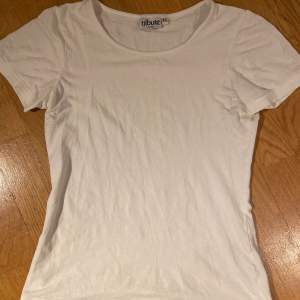 En vanlig tajt vit t-shirt. Använd väldigt få gånger så jättebra skick❤️ Också väldigt stretchigt men är storlek S.