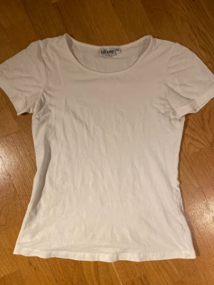 Vit t-shirt - En vanlig tajt vit t-shirt. Använd väldigt få gånger så jättebra skick❤️ Också väldigt stretchigt men är storlek S.