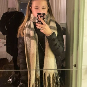 Halsduk  - Säljer den här jätte gulliga halsduk som bara är använd några gånger❤️