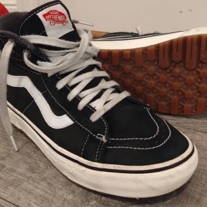 Vans SK8-HI MTE 40.5 - "Vintervans" Extra varma och vattentåliga. Material: Mocka och textil Storlek 40.5, 26cm Nypris 1250:- Använda en vinter. Gott skick.