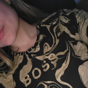 Hugo Boss T-shirt - Strl S. Säljer för aldrig använt den, bara testat💗 