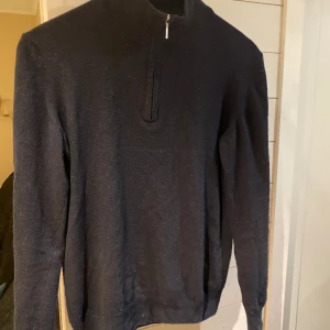 CASHMERE Half zip - Fin half zip i lamm-ull, viskos, polyester och Kashmir. Skick 9/10. Mörkblå. Skriv för fler bilder!