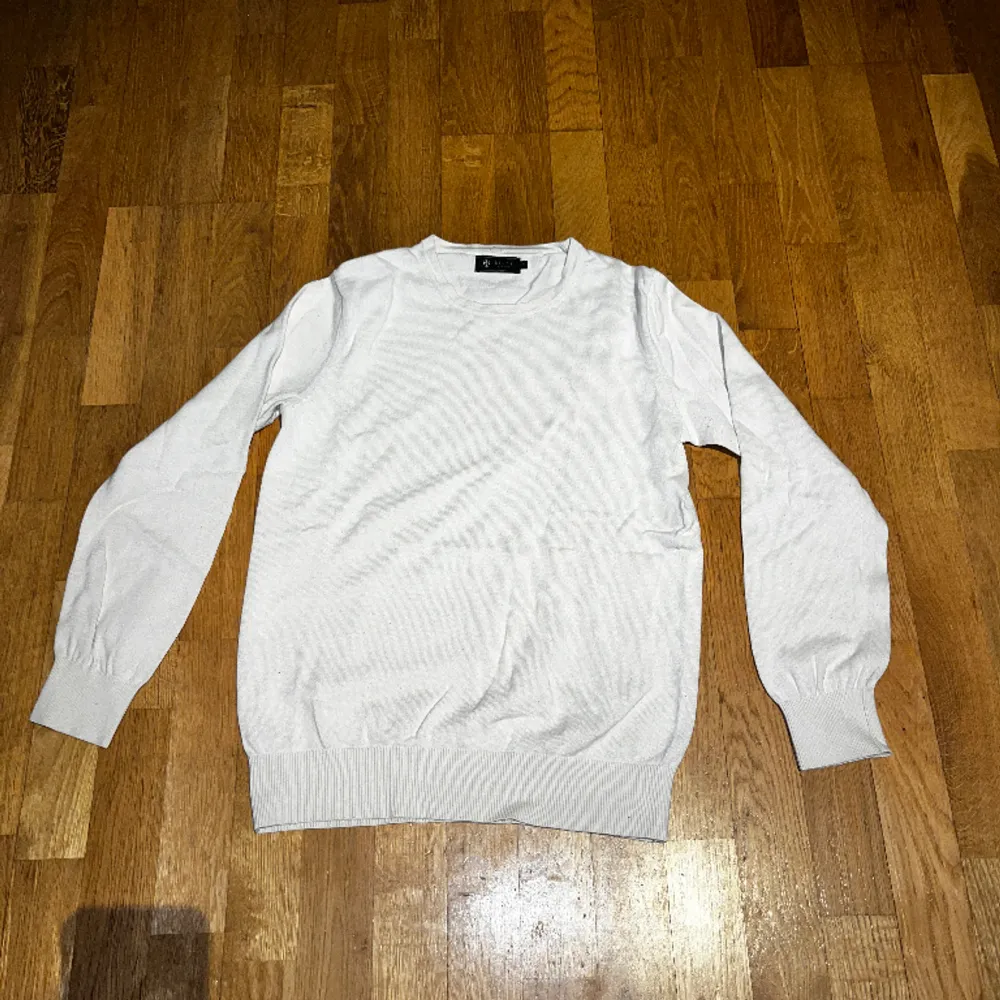 Lite finare Rundhalsad tröja, bra skick. Storlek M. Färgen är Creme white. Säljer pågrund av att jag inte använder den längre . Tröjor & Koftor.