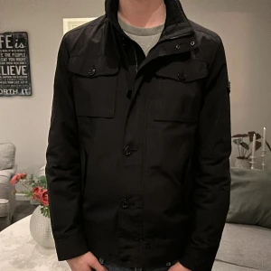 J.Lindberg tunnjacka - Tjena! Säljer min J.Lindberg jacka som inte kommer till användning längre. Perfekt nu till våren eftersom den är lite tunnare. Skulle säga att skicket är 7/10. Några funderingar tveka inte att höra av dig! Priset är inte hugget i en sten! 