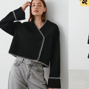Gina kofta  - Helt ny, säljes då den aldrig användes. Köpt för 499kr, säljes för 399. Kort jacka i trikå med oversize fit, passar mig som bär S och är 165. Den har v-ringning och är så snygg och trendig, tryck gärna på köp nu 