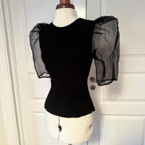 Svart tröja med puffärm - Svart tröja från Zara med puffärm 