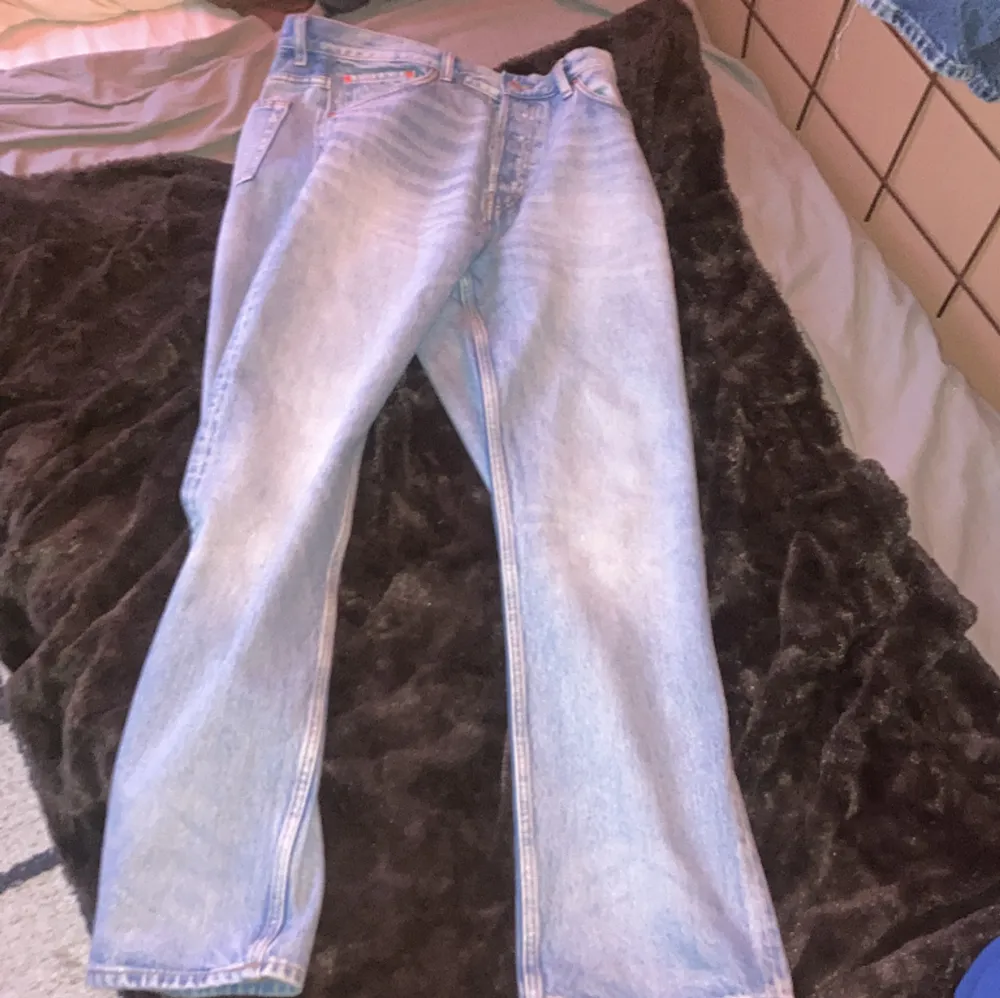 Säljer mina helt ny köpta jeans eftersom jag valde fel storlek. Byxorna är från weekday i storleken 32/32 Nypris:600kr. Jeans & Byxor.