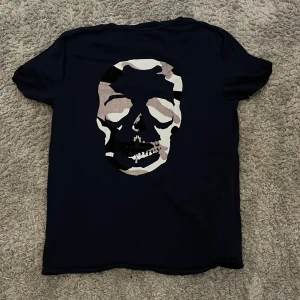 Zadig Voltaire t shirt - Tja säljer nu min riktigt snygga zadig t shirt perfekt för sommarn!. Den är i storlek S och topp skick! 
