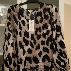 Blus från object - Blus från Object Storlek 44 Helt oanvänd