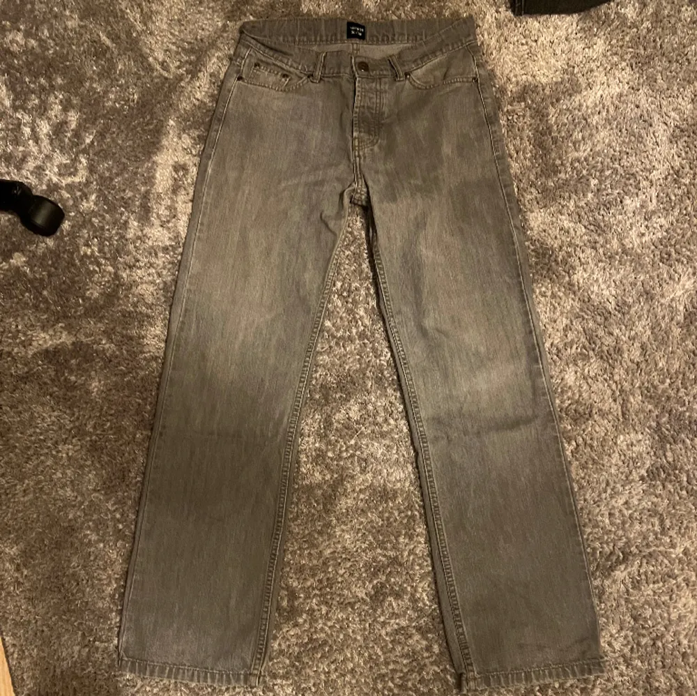 Ett par jätte fina limiterade jeans från montén i färgen ljusgrå! Perfekta nu till våren. Inga märkbara defekter och säljs för bara 249 kr!. Jeans & Byxor.