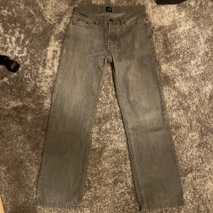 Elis montén jeans - Ett par jätte fina limiterade jeans från montén i färgen ljusgrå! Perfekta nu till våren. Inga märkbara defekter och säljs för bara 249 kr!