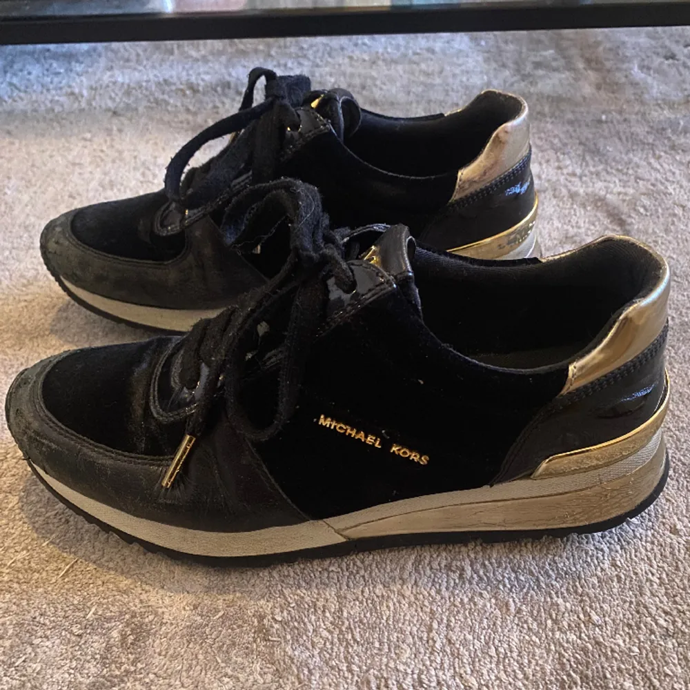 Säljer mina Michael Kors låga sneakers då jag inte använder dem längre. Inköpta för cirka 5 år sedan för 1900kr. Material 100% Koskinn. Dem har tyvärr mycket slitage vilket man kan se på bilderna, kan även skicka mer vid intresse. . Skor.