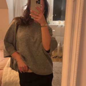 Stickad tshirt  - Lägger ut här innan jag gör retur, slutsåld! Prislapp kvar och helt oanvänd🩷 Säljer för originalpris då jag annars lämnar tillbaka, och endast lägger ut ifall någon söker denna då den är helt slut! 