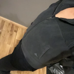 Adidas Golf  - Helt ny oanvänd. Endast provad. Ordinarie pris: 999 kr. Skicka gärna prisförslag🖤 Den är helt svart men ser ut som att det är färgskiftningar pga fleecetyget. 