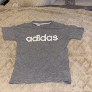 Adidas t-shirt  - En fin adidas t-shirt med bra kvalitet💘