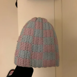 Stickad mössa 1/1  - Otroligt fin stickad mössa, det enda exemplaret! Rosa &baby blå Köpt av @SolhyddaDIY
