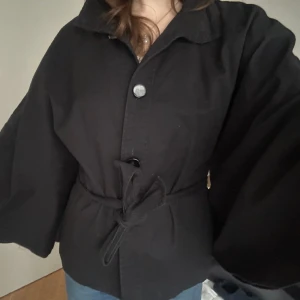 Jacka/poncho - Superfin jacka som inte kommer till användning. Fint skick men knapparna sitter en aning löst. Skriv för frågor!