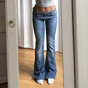 low waist jeans köpta på plick men var för små för mig! mått: innerbenslängd 85, midjemått 84 🤍 (första bilden är lånad)