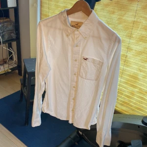 Hollister vit skjorta - Vit skjorta i från Hollister i mycket bra skick.