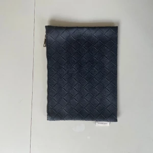 Kuvertväska - En fin kuvertväska som jag hade på balen, får plats med en hel del 🪩🖤