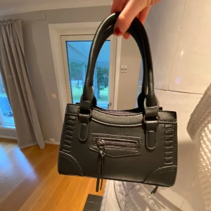 Gina Tricot väska - Väska från Gina Tricot. Aldrig använt så precis som ny!☺️säljer då den inte kommer till användning. 