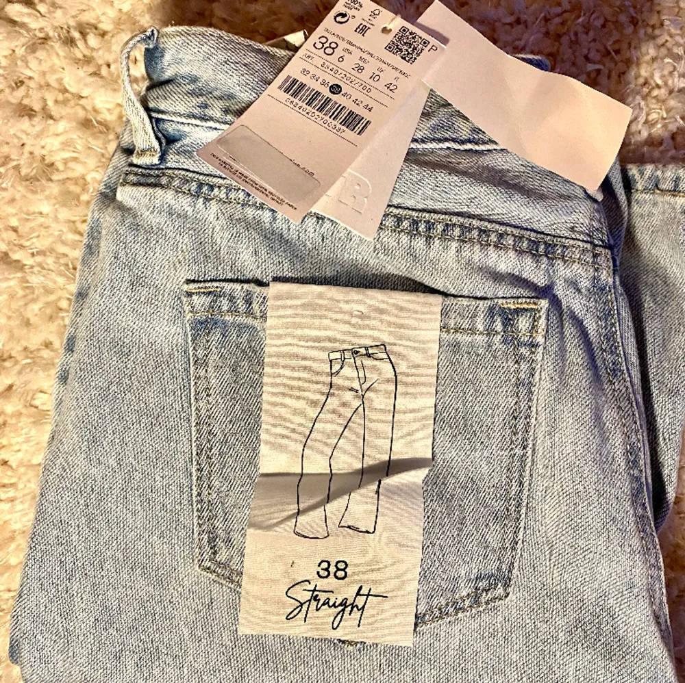 Super snygga mid waist jeans från stradivarius. Beställde fler storlekar men är otroligt dålig på att lämna tillbaka i tid. Helt oanvända! 💫 köparen står för frakten . Jeans & Byxor.