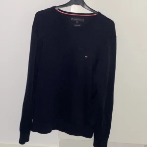 Tommy hilfiger stickad tröja - Fick den då den inte passar mig. Det är storlek L. Ny pris 1299kr mitt pris 599kr