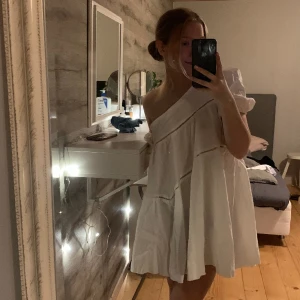 Vit klänning - Jättefin klänning helt oanvänd så jag köpte i fel storlek. Köpt för 270kr passar till studenten💕