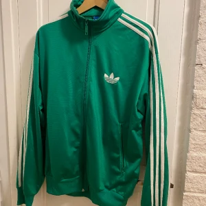 Grön Adidas Zip-up - Köpt i London för 50 pund på 2000-talet. Aningen mörkare grön färg i verkligheten💘💘