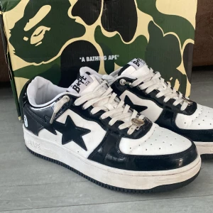 Bapesta skor - Bapesta skor i storlek 43. Säljes då dom inte kommer till användning. Skorna är i väldigt gott skick. Billigare vid snabb affär