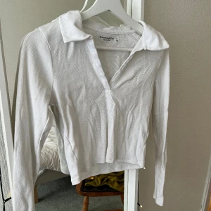 Abercrombie tröja - Fin tröja från Abercrombie & Fitch. Använd ett fåtal gånger. Passar bra till lowwaisted jeans!!