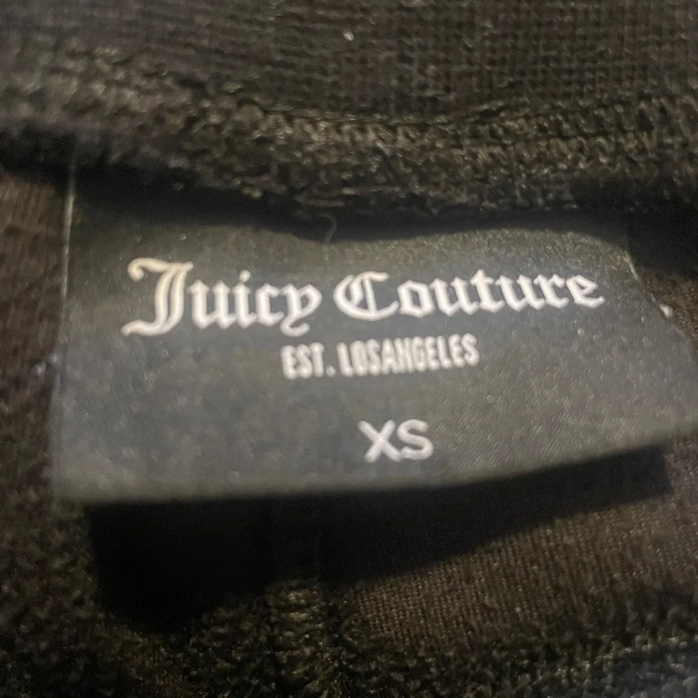 Juicy couture byxor svarta  Har haft som i typ ett år på snöret är en sak borta men det märker man Inge . Jeans & Byxor.