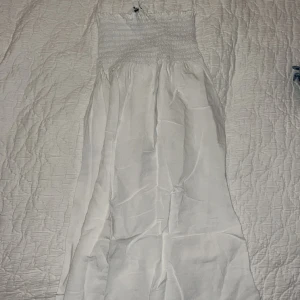 Lång kjol - Kjolen är väldig fin till sommaren men har tyvärr inte blivit använd så mycket. Kjolen passar en som är ungefär 156. Pris kan diskuteras 🙌💕