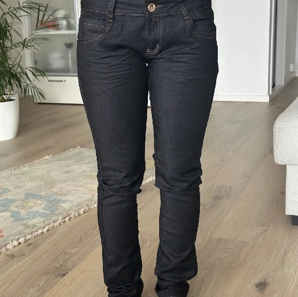Lågmidjade skinny jeans från Rose player i storleken 36/S/8. (Oanvänd). Jeans & Byxor.