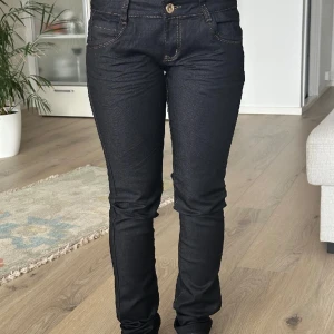 Lågmidjade jeans - Lågmidjade skinny jeans från Rose player i storleken 36/S/8. (Oanvänd)
