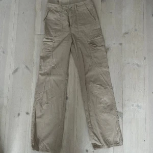 Zara Cargo Pants - These pants are barely worn and it’s in good condition.