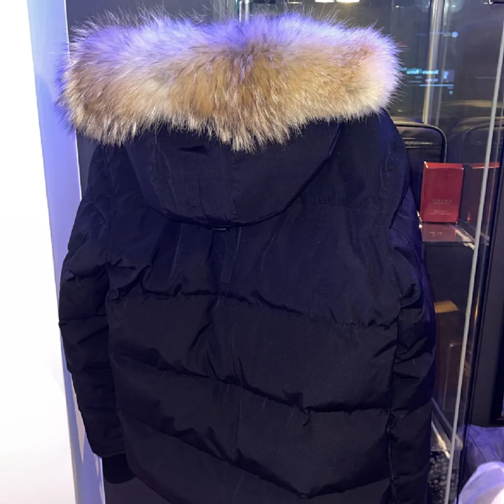 Canada goose wyndham parka i storlek s, perfekt för vintern då jackan är varm skön och samtidigt stilren. Har använt jackan 2 vintrar och är sugen på något nytt, pm för frågor eller fler bilder. Jackor.